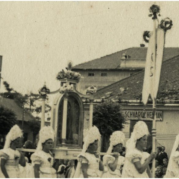 Nők matyó népviseletben, Mezőkövesd, Waller Sándor, Schwarcz Herman, üzlet, bolt, kirakat, egyházi ünnep, felirat, ünnep, néprajz, helytörténet, Borsod-Abaúj-Zemplén megye, Horthy-korszak, 1930-as évek, Eredeti fotó, papírkép.