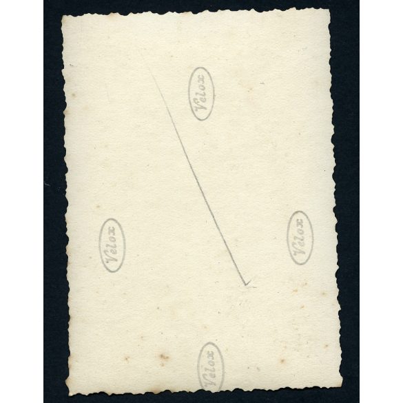 Nők matyó népviseletben, Mezőkövesd, Waller Sándor, Schwarcz Herman, üzlet, bolt, kirakat, egyházi ünnep, felirat, ünnep, néprajz, helytörténet, Borsod-Abaúj-Zemplén megye, Horthy-korszak, 1930-as évek, Eredeti fotó, papírkép.