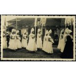 Nők matyó népviseletben, Mezőkövesd, Waller Sándor, Schwarcz Herman, üzlet, bolt, kirakat, egyházi ünnep,  felirat, ünnep, néprajz, helytörténet, Borsod-Abaúj-Zemplén megye, Horthy-korszak, 1930-as évek, Eredeti fotó, papírkép.   