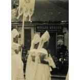 Nők matyó népviseletben, Mezőkövesd, Waller Sándor, Schwarcz Herman, üzlet, bolt, kirakat, egyházi ünnep,  felirat, ünnep, néprajz, helytörténet, Borsod-Abaúj-Zemplén megye, Horthy-korszak, 1930-as évek, Eredeti fotó, papírkép.   