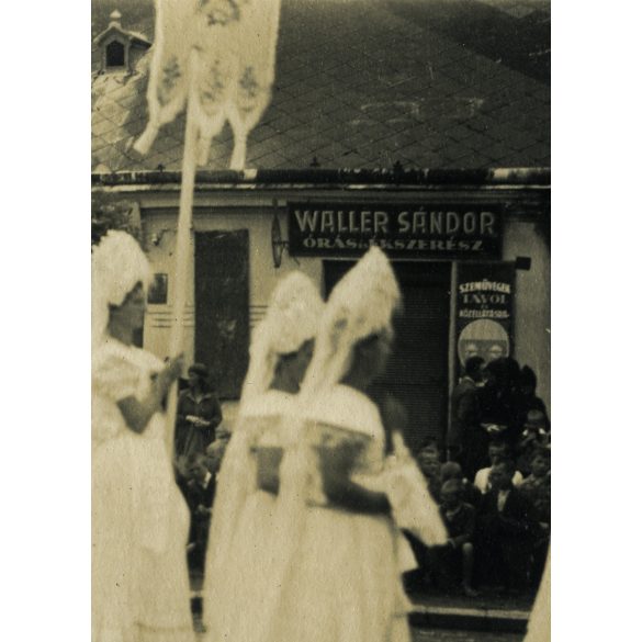 Nők matyó népviseletben, Mezőkövesd, Waller Sándor, Schwarcz Herman, üzlet, bolt, kirakat, egyházi ünnep,  felirat, ünnep, néprajz, helytörténet, Borsod-Abaúj-Zemplén megye, Horthy-korszak, 1930-as évek, Eredeti fotó, papírkép.   