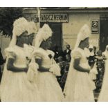 Nők matyó népviseletben, Mezőkövesd, Waller Sándor, Schwarcz Herman, üzlet, bolt, kirakat, egyházi ünnep,  felirat, ünnep, néprajz, helytörténet, Borsod-Abaúj-Zemplén megye, Horthy-korszak, 1930-as évek, Eredeti fotó, papírkép.   