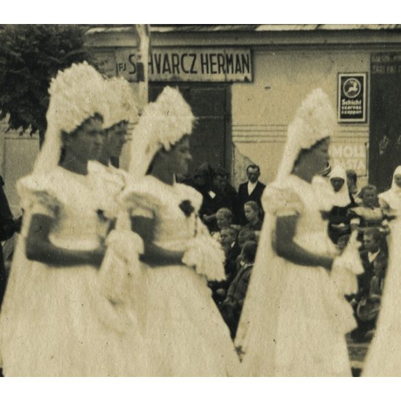 Nők matyó népviseletben, Mezőkövesd, Waller Sándor, Schwarcz Herman, üzlet, bolt, kirakat, egyházi ünnep,  felirat, ünnep, néprajz, helytörténet, Borsod-Abaúj-Zemplén megye, Horthy-korszak, 1930-as évek, Eredeti fotó, papírkép.   