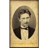 Botár Imre, Deés (ritka!), Erdély,  elegáns fiatal úr portréja, monarchia, 1860-as évek, Eredeti CDV, vizitkártya fotó. Botár Imrének leginkább tordai működését ismerjük!  