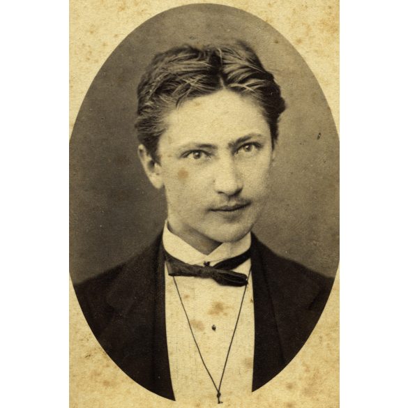 Botár Imre, Deés (ritka!), Erdély,  elegáns fiatal úr portréja, monarchia, 1860-as évek, Eredeti CDV, vizitkártya fotó. Botár Imrének leginkább tordai működését ismerjük!  