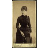 Nagyobb méret, Goszleth műterem, Budapest, elegáns nő modern frizurával, legyezővel, monarchia, 1890-es évek, Eredeti kabinetfotó.  