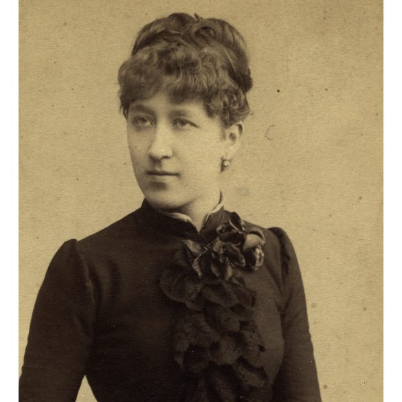 Nagyobb méret, Goszleth műterem, Budapest, elegáns nő modern frizurával, legyezővel, monarchia, 1890-es évek, Eredeti kabinetfotó.  