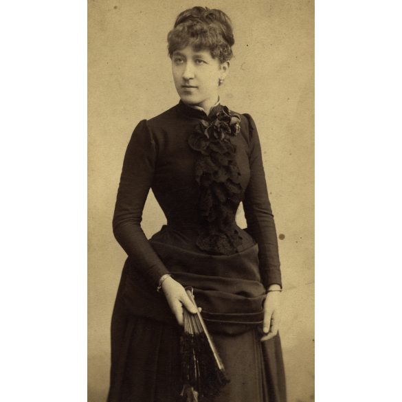 Nagyobb méret, Goszleth műterem, Budapest, elegáns nő modern frizurával, legyezővel, monarchia, 1890-es évek, Eredeti kabinetfotó.  