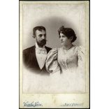 Csonka Géza műterme, Marosvásárhely („Maros Vásárhelytt”), Erdély, elegáns házaspár portréja, bajusz, szakáll, nyaklánc, monarchia, 1890-es évek, Eredeti kabinetfotó.