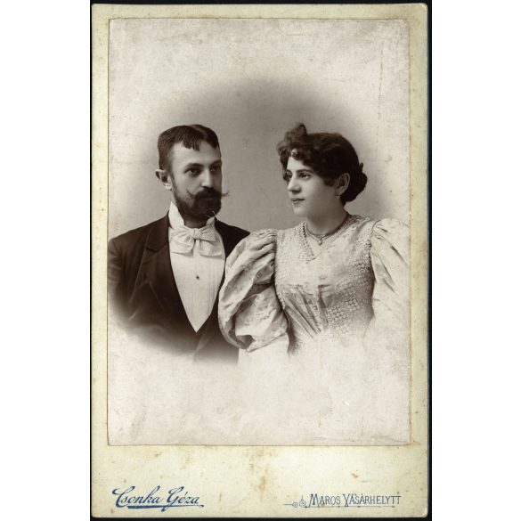 Csonka Géza műterme, Marosvásárhely („Maros Vásárhelytt”), Erdély, elegáns házaspár portréja, bajusz, szakáll, nyaklánc, monarchia, 1890-es évek, Eredeti kabinetfotó.