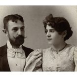 Csonka Géza műterme, Marosvásárhely („Maros Vásárhelytt”), Erdély, elegáns házaspár portréja, bajusz, szakáll, nyaklánc, monarchia, 1890-es évek, Eredeti kabinetfotó.