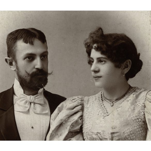 Csonka Géza műterme, Marosvásárhely („Maros Vásárhelytt”), Erdély, elegáns házaspár portréja, bajusz, szakáll, nyaklánc, monarchia, 1890-es évek, Eredeti kabinetfotó.
