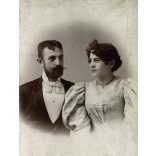 Csonka Géza műterme, Marosvásárhely („Maros Vásárhelytt”), Erdély, elegáns házaspár portréja, bajusz, szakáll, nyaklánc, monarchia, 1890-es évek, Eredeti kabinetfotó.