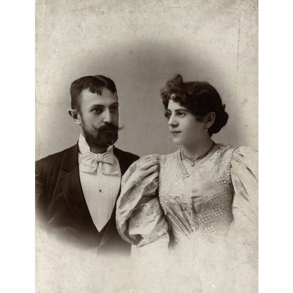 Csonka Géza műterme, Marosvásárhely („Maros Vásárhelytt”), Erdély, elegáns házaspár portréja, bajusz, szakáll, nyaklánc, monarchia, 1890-es évek, Eredeti kabinetfotó.