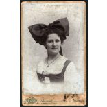 Kossak műterem, Temesvár, Erdély,  elegáns nő hatalmas masnival, monarchia, 1902, 1900-as évek, Eredeti CDV, hátulján feliratozott vizitkártya fotó.   méret megközelítőleg (centiméterben): 6.5 x 10.5  Használt! Eredeti nagyítás! Nem reprint, nem máso