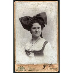   Kossak műterem, Temesvár, Erdély,  elegáns nő hatalmas masnival, monarchia, 1902, 1900-as évek, Eredeti CDV, hátulján feliratozott vizitkártya fotó.   méret megközelítőleg (centiméterben): 6.5 x 10.5  Használt! Eredeti nagyítás! Nem reprint, nem máso