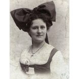 Kossak műterem, Temesvár, Erdély,  elegáns nő hatalmas masnival, monarchia, 1902, 1900-as évek, Eredeti CDV, hátulján feliratozott vizitkártya fotó.   méret megközelítőleg (centiméterben): 6.5 x 10.5  Használt! Eredeti nagyítás! Nem reprint, nem máso