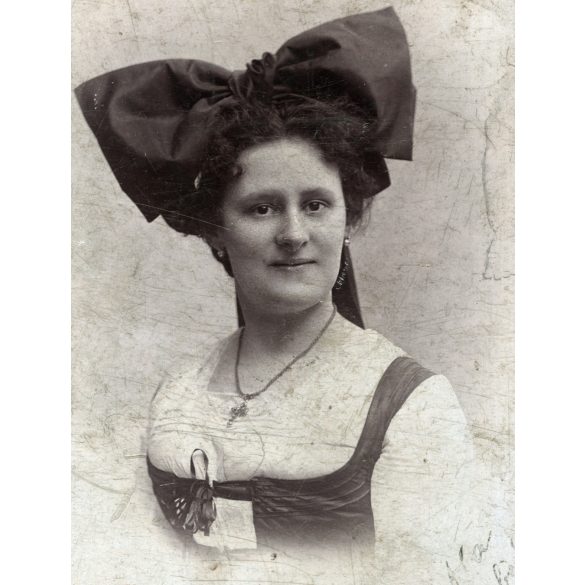 Kossak műterem, Temesvár, Erdély,  elegáns nő hatalmas masnival, monarchia, 1902, 1900-as évek, Eredeti CDV, hátulján feliratozott vizitkártya fotó.   méret megközelítőleg (centiméterben): 6.5 x 10.5  Használt! Eredeti nagyítás! Nem reprint, nem máso