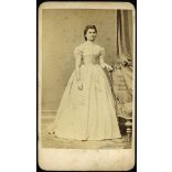 Licskó műterem, Pest,  elegáns nő gyönyörű ruhában, monarchia, 1860-as évek, Eredeti CDV, vizitkártya fotó. 