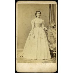   Licskó műterem, Pest,  elegáns nő gyönyörű ruhában, monarchia, 1860-as évek, Eredeti CDV, vizitkártya fotó. 