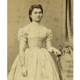 Licskó műterem, Pest,  elegáns nő gyönyörű ruhában, monarchia, 1860-as évek, Eredeti CDV, vizitkártya fotó. 