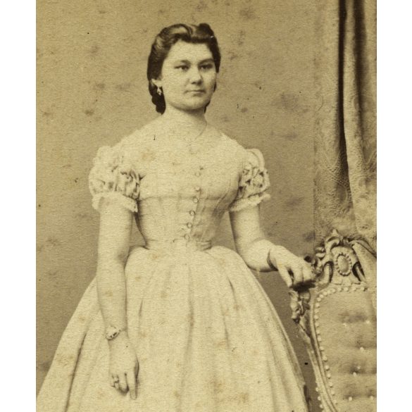 Licskó műterem, Pest,  elegáns nő gyönyörű ruhában, monarchia, 1860-as évek, Eredeti CDV, vizitkártya fotó. 