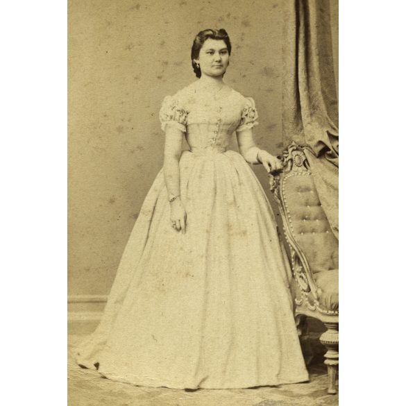 Licskó műterem, Pest,  elegáns nő gyönyörű ruhában, monarchia, 1860-as évek, Eredeti CDV, vizitkártya fotó. 