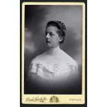 Divald Károly fia fényképészeti, műintézet, Eperjes, Felvidék, elegáns nő gyönyörű ruhában, gyönyörű hajjal, monarchia, 1890-es évek, Eredeti CDV, vizitkártya fotó. 