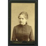 Dunky fivérek fényképészete, Kolozsvár, Erdély, elegáns nő gyönyörű ruhában, monarchia, 1890-es évek, Eredeti CDV, vizitkártya fotó. 