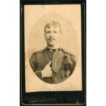 Armin Deutsch műterme, Mostar, Bosznia, magyar (K.u.K.) katona, tüzér (?) egyenruhában, bajusz, Kuthy Károly, monarchia, 1890-es évek, Eredeti CDV, vizitkártya fotó, gyönyörű, ritka hátlappal.  