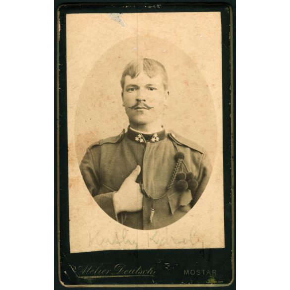 Armin Deutsch műterme, Mostar, Bosznia, magyar (K.u.K.) katona, tüzér (?) egyenruhában, bajusz, Kuthy Károly, monarchia, 1890-es évek, Eredeti CDV, vizitkártya fotó, gyönyörű, ritka hátlappal.  