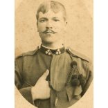 Armin Deutsch műterme, Mostar, Bosznia, magyar (K.u.K.) katona, tüzér (?) egyenruhában, bajusz, Kuthy Károly, monarchia, 1890-es évek, Eredeti CDV, vizitkártya fotó, gyönyörű, ritka hátlappal.  