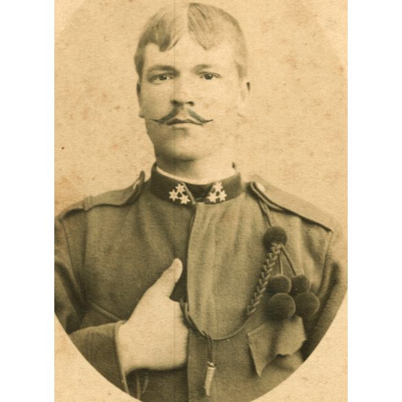 Armin Deutsch műterme, Mostar, Bosznia, magyar (K.u.K.) katona, tüzér (?) egyenruhában, bajusz, Kuthy Károly, monarchia, 1890-es évek, Eredeti CDV, vizitkártya fotó, gyönyörű, ritka hátlappal.  
