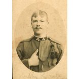 Armin Deutsch műterme, Mostar, Bosznia, magyar (K.u.K.) katona, tüzér (?) egyenruhában, bajusz, Kuthy Károly, monarchia, 1890-es évek, Eredeti CDV, vizitkártya fotó, gyönyörű, ritka hátlappal.  