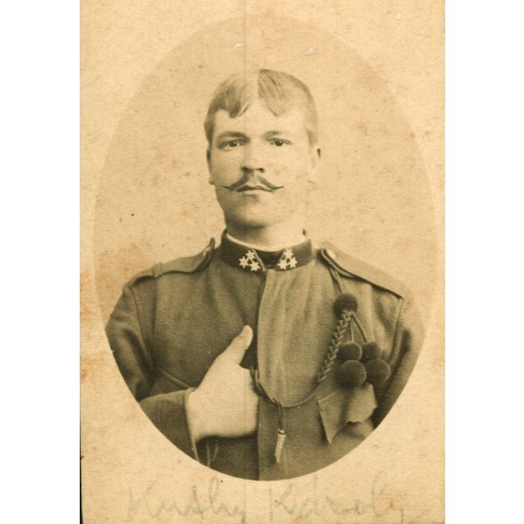 Armin Deutsch műterme, Mostar, Bosznia, magyar (K.u.K.) katona, tüzér (?) egyenruhában, bajusz, Kuthy Károly, monarchia, 1890-es évek, Eredeti CDV, vizitkártya fotó, gyönyörű, ritka hátlappal.  