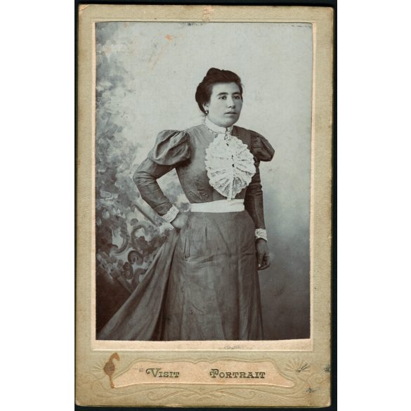Ismeretlen műterem, Magyarország, elegáns nő különös ruhában, monarchia, 1900-as évek, Eredeti CDV, vizitkártya fotó, gyönyörű, ritka hátlappal.   