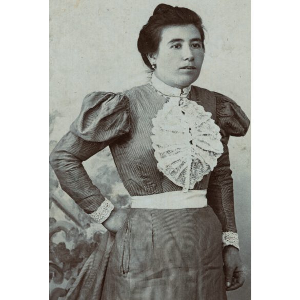 Ismeretlen műterem, Magyarország, elegáns nő különös ruhában, monarchia, 1900-as évek, Eredeti CDV, vizitkártya fotó, gyönyörű, ritka hátlappal.   