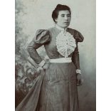 Ismeretlen műterem, Magyarország, elegáns nő különös ruhában, monarchia, 1900-as évek, Eredeti CDV, vizitkártya fotó, gyönyörű, ritka hátlappal.   