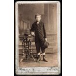 Halász Anna műterme, Budapest, elegáns fiú portréja, kalap, óralánc, fotóalbum, gyerek, monarchia, 1880-as évek, Eredeti CDV, vizitkártya fotó.   