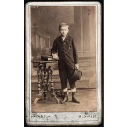   Halász Anna műterme, Budapest, elegáns fiú portréja, kalap, óralánc, fotóalbum, gyerek, monarchia, 1880-as évek, Eredeti CDV, vizitkártya fotó.   