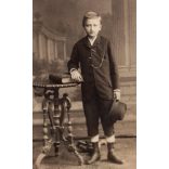 Halász Anna műterme, Budapest, elegáns fiú portréja, kalap, óralánc, fotóalbum, gyerek, monarchia, 1880-as évek, Eredeti CDV, vizitkártya fotó.   