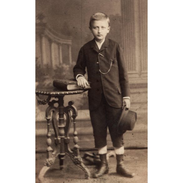 Halász Anna műterme, Budapest, elegáns fiú portréja, kalap, óralánc, fotóalbum, gyerek, monarchia, 1880-as évek, Eredeti CDV, vizitkártya fotó.   