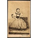 Bottlik műterem („fényképíró”), Szabadka, elegáns nő gyönyörű ruhában, 1860-as évek, Eredeti CDV, korai ritka vizitkártya fotó.