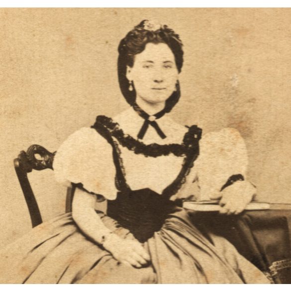 Bottlik műterem („fényképíró”), Szabadka, elegáns nő gyönyörű ruhában, 1860-as évek, Eredeti CDV, korai ritka vizitkártya fotó.