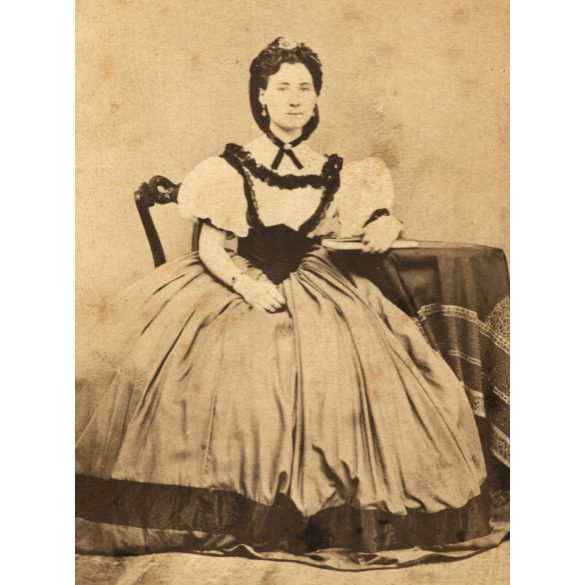 Bottlik műterem („fényképíró”), Szabadka, elegáns nő gyönyörű ruhában, 1860-as évek, Eredeti CDV, korai ritka vizitkártya fotó.