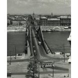 Nagyobb méret, Mező Sándor fotóművész, a Szabadság híd a Gellért fürdőből fotózva, villamos, Duna, jármű, közlekedés, kommunizmus, 1950-es évek, Eredeti fotó, hátulján feliratozott papírkép.  