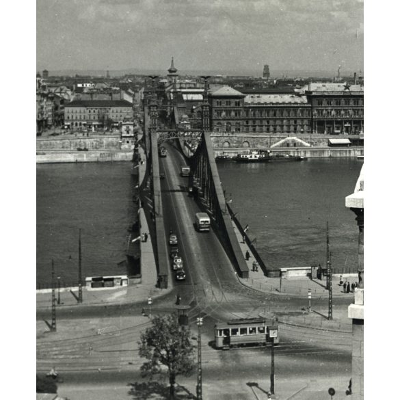 Nagyobb méret, Mező Sándor fotóművész, a Szabadság híd a Gellért fürdőből fotózva, villamos, Duna, jármű, közlekedés, kommunizmus, 1950-es évek, Eredeti fotó, hátulján feliratozott papírkép.  