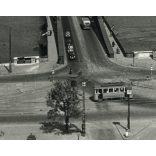 Nagyobb méret, Mező Sándor fotóművész, a Szabadság híd a Gellért fürdőből fotózva, villamos, Duna, jármű, közlekedés, kommunizmus, 1950-es évek, Eredeti fotó, hátulján feliratozott papírkép.  