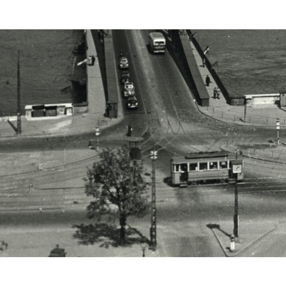 Nagyobb méret, Mező Sándor fotóművész, a Szabadság híd a Gellért fürdőből fotózva, villamos, Duna, jármű, közlekedés, kommunizmus, 1950-es évek, Eredeti fotó, hátulján feliratozott papírkép.  