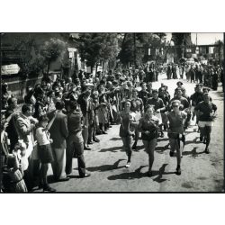   Nagyobb méret, Mező Sándor fotóművész, V. Világ Ifjúsági Találkozó, Biharkeresztes, VIT nemzetközi váltófutás Szófia-Varsó,  kommunizmus, 1955. július 10, 1950-es évek, Eredeti fotó, hátulján pecséttel jelzett papírkép. 